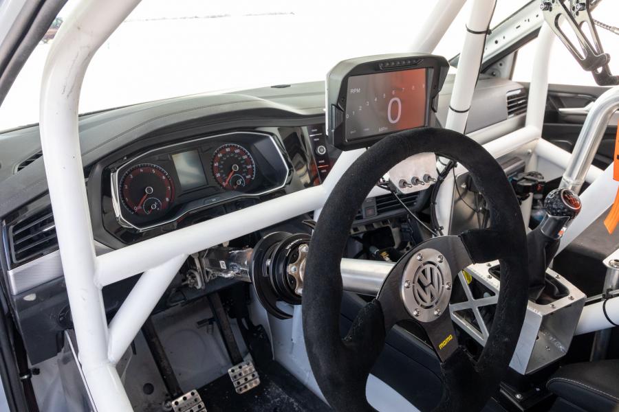 Панель приборов Volkswagen Jetta Bonneville Racer 2018 года  (фото 18 из 36)